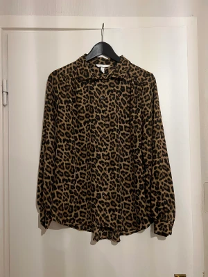 Leopard mönstrad blus ifrån H&M 🐆 - Leopard mönstrad blus ifrån H&M 🐆