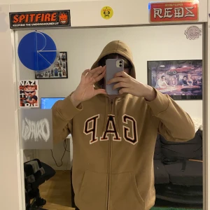 Gap hoodie - Brun Gap hoodie loose af men snygg passform Använd 4 gånger