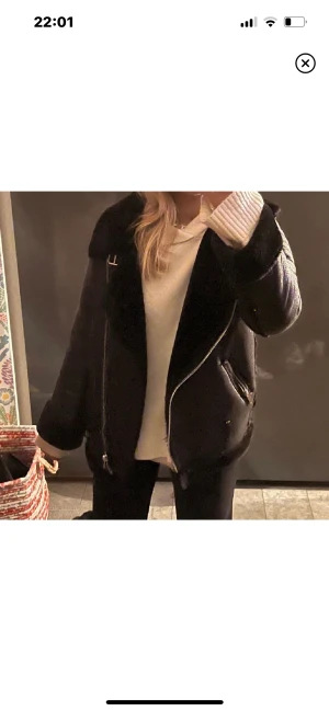 Jacka - Säljer denna jätte snygga jackan då den inte kommer till använd längre. Men så fin och väldigt varm, perfekt till höst och vinter. (INTE MINA BILDER) så skriv privat för egna 🫶🏻🫶🏻☺️