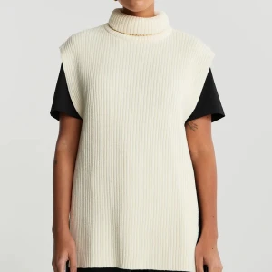 Stickad väst Ginatricot ny - Helt ny stickad väst från Ginatricot i storlek Xs  Den är oversized i storlek så passar även S och liten M beror på hur man vill den ska sitta