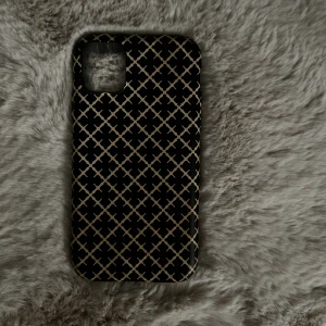 By Malene Birger Mobilskal iPhone 11 - Knappt använt mobilskal, som jag säljer då jag har en ny mobil och skalet inte längre passar. 