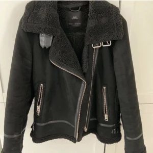 Zara jacka  - Intressekoll på denna svarta jacka från zara. Jag är i behov av pengar och den kommer ej så mycket till användning:) säljer endast vid bra bud 