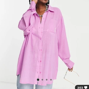 Strandskjorta - Rosa oversized strandskjorta, använd ett fåtal gånger. Är i bra skick.  Skickar mer bilder vid intresse