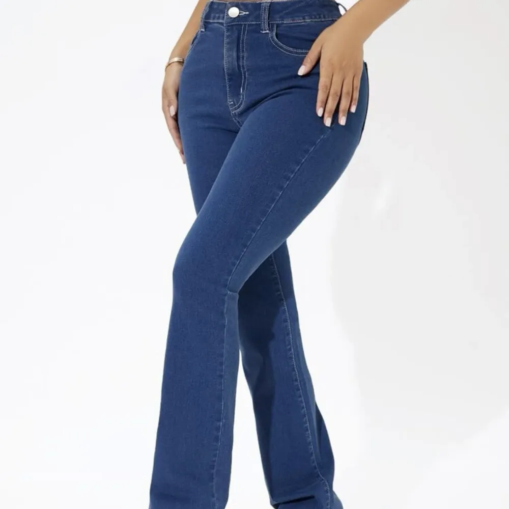 Helt nya jeans byxor för bara 60kr köpte de för 200kr men råkade beställa två likadana :(. Jeans & Byxor.