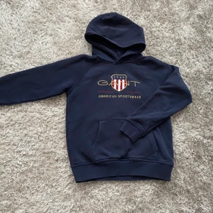 Gant hoodie - Mörkblå Gant hoodie stl 146/152, 10-12 år. Mycket fint skick. 