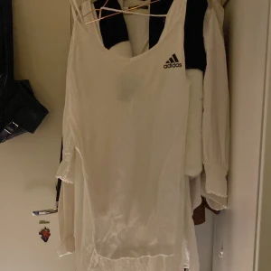 Adidas linne  - Detta supercoola Y2K linnet säljer jag för att det inte är min stil längre. Köparen står för frakten från 12-24kr💗