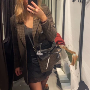 Rutig kappa - Säljer denna snygga kappa/kavaj från zara. Använd en gång. 250 + frakt eller bud.