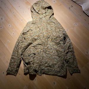 Kamouflage jacka  - Oanvänd kamouflage jacka i storlek L
