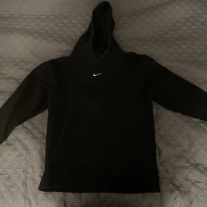 Nike vintage hoodie - Säljer min vintage Nike center Swoosh hoodie i bra skick!!!! Den i vintage skick och är supersnygg. Den är i storlek L.