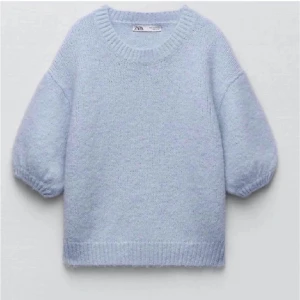 Stickad zara tröja - Finaste stickade zara tröjan i storlek XS, men passar defenetivt S. Slutsåld överallt! Perfekt nu till vintern. Lånad bild. 180kr+frakt 