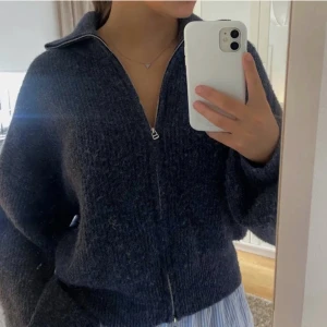 Stickad tröja med krage  - Jättemysig tröja i marinblå färg ifrån Lindex, säljer den för den ej kommer till användning för mig. Tröjan har zip hela vägen så kan användas som både tröja och kofta🫶(ej mina bilder)