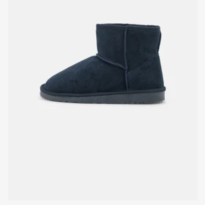 Uggs - Even&Odd ”Uggs” Väldigt bekväma och sköna  Köpte förra veckan men tyvärr för stora  Storlek 41 men passar mindre, lite små i storlek 