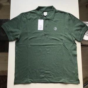 Polar skate co. piké - M - Mörkgrön piké från Polar. Helt ny med tag. 10/10  Nypris: 849kr