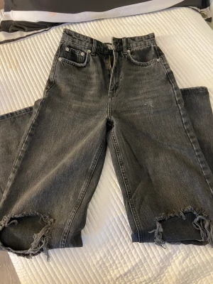 Svarta jeans  - Super fina svarta jeans som tyvärr är för små för mig så bara använda 2-3 gånger. Vid modell. Stolek 32 