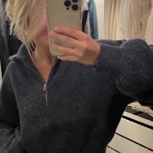 Marinblå stickad tröja - Från Lindex stl S! Zip tröja/hoodie