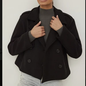 Kort kappa - Slutsåld kort ”dubbelbröstad” kappa ifrån Nakd i storlek 34 (passar även 36). Använd fåtalet gånger och i toppen skick!❤️‍🔥 Nypriset ligger på 770kr och mitt pris är 499!