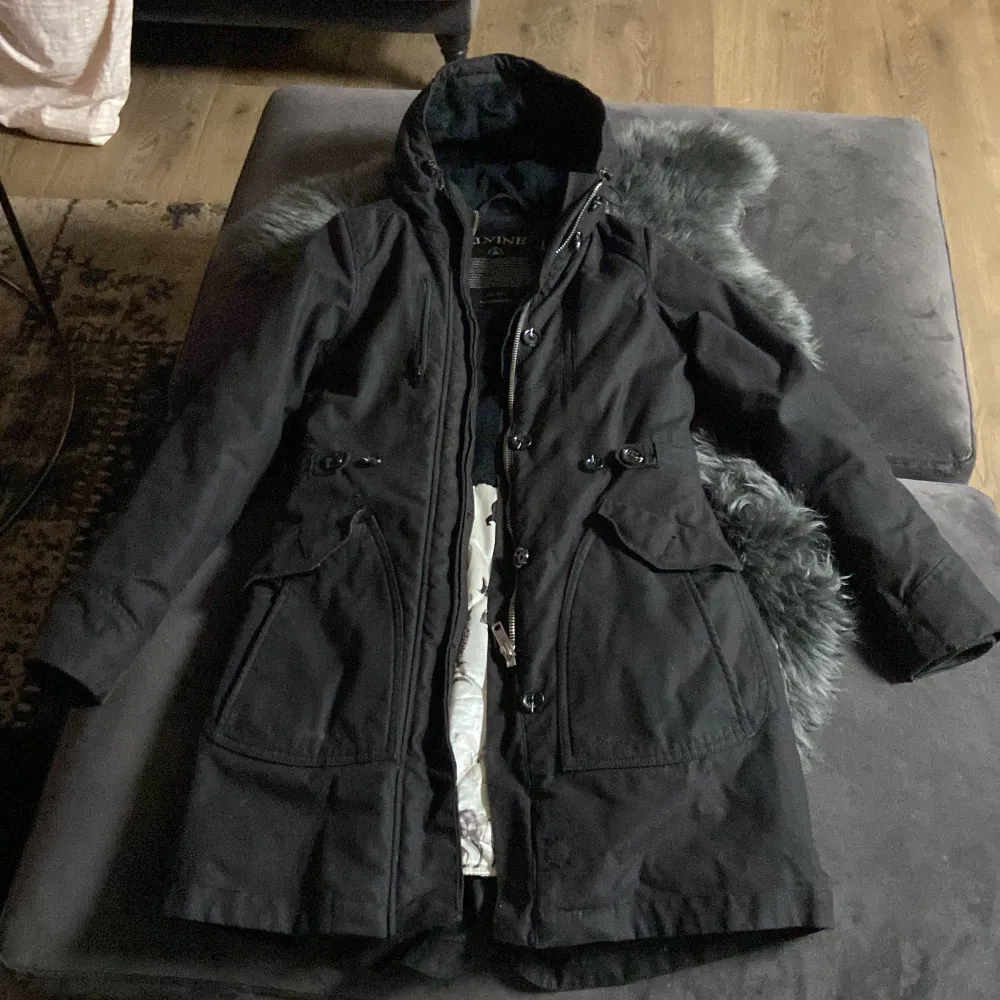 Säljer denna svarta jackan, Den har varit använd några gånger men ser ut som ny, köptes för 1500kr. Jackor.