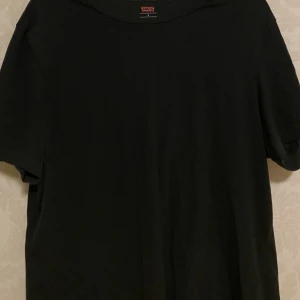 Levis tshirt - HAR 2ST SOM JAG SÄLJER. Säljer mina Levis t-shirt. Köpta för 249kr