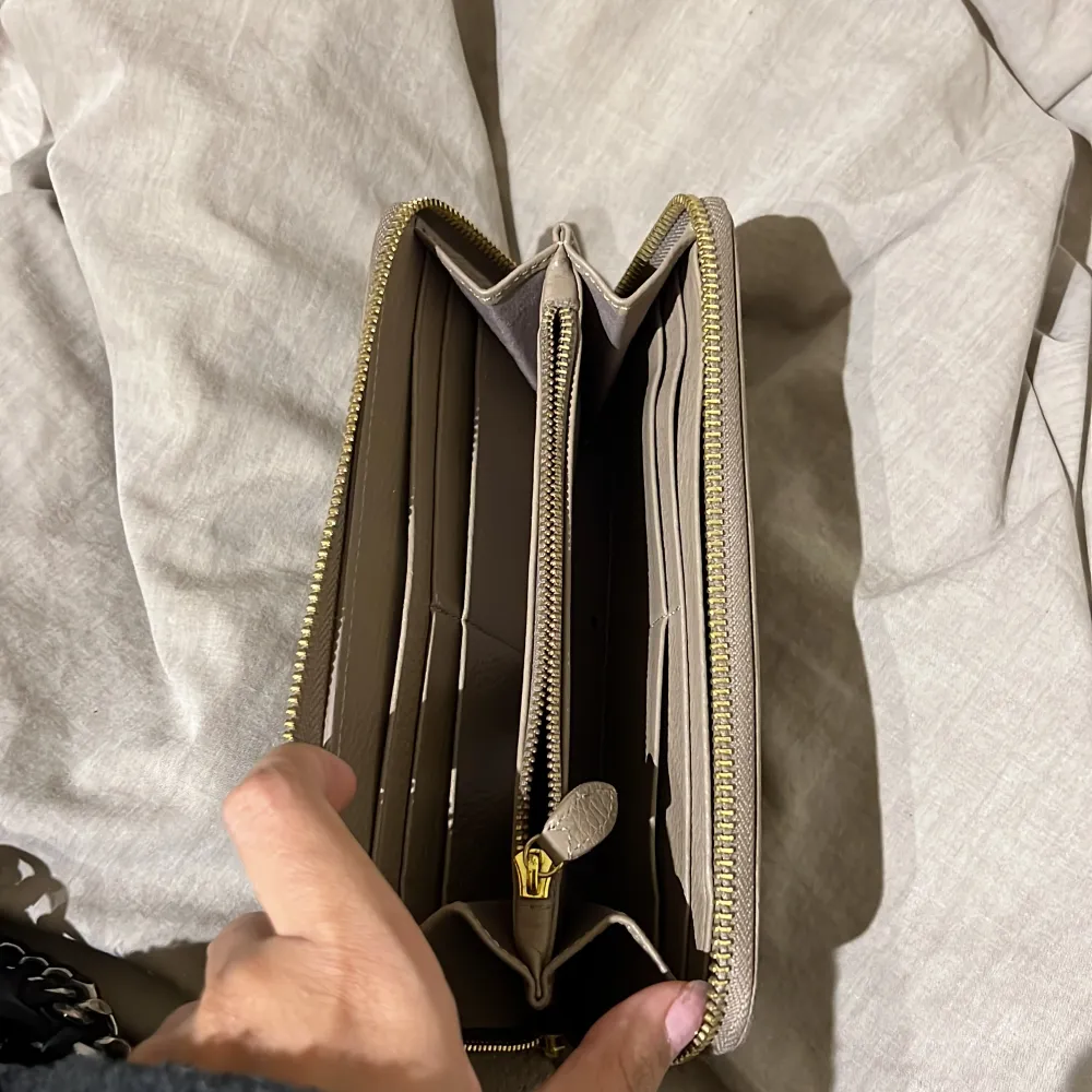 Michael Kors plånbok i jätte fin brun beige färg! . Accessoarer.