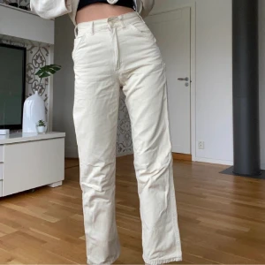 Beigea brandy byxor - (Lånade bilder). Jättesnygga beige jeans/byxor från brandy melville som tyvärr är lite korta på mig som är 164. Passar som en 34:a ungefär.