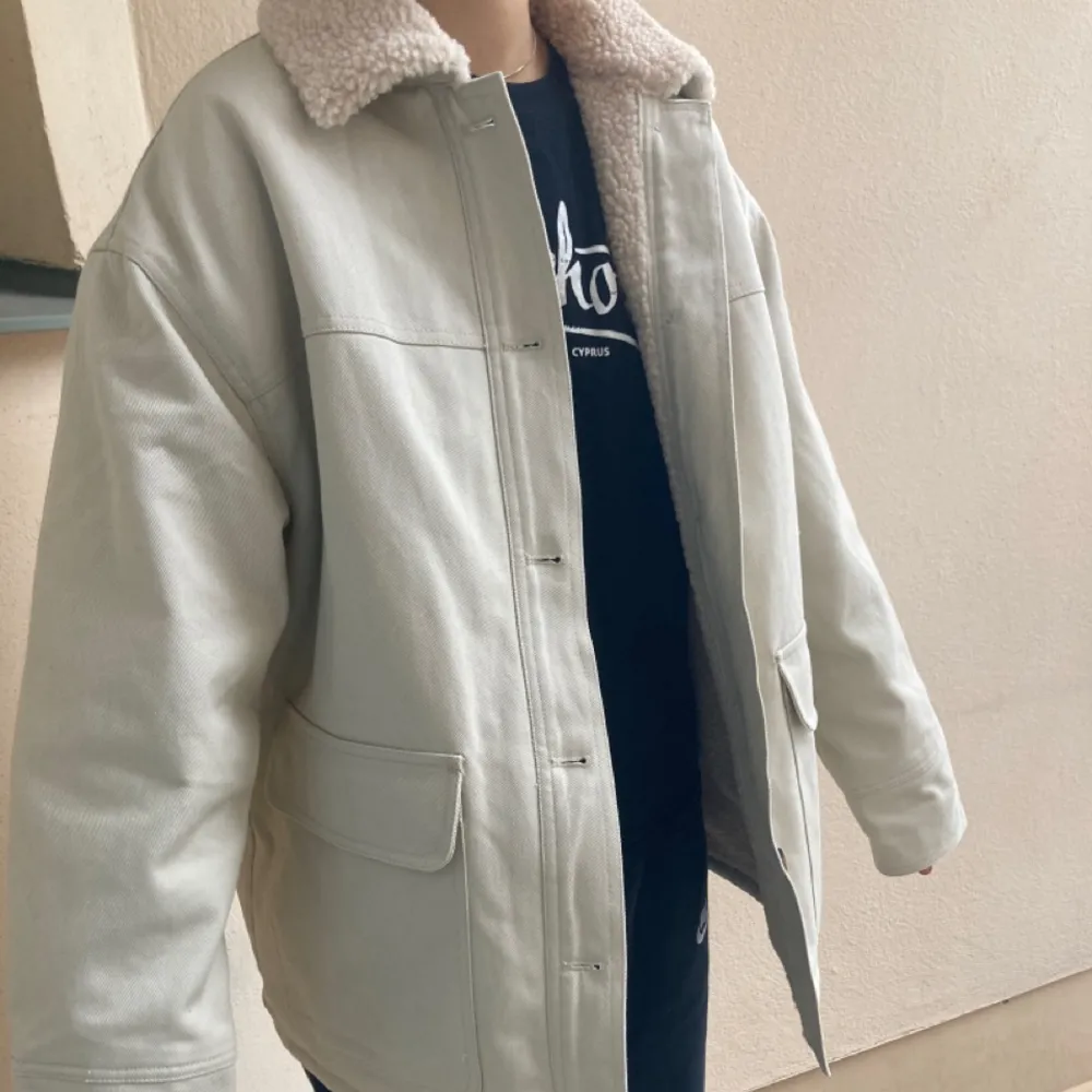 Beige, oversized väldigt varm och fodrad jacka. . Takit.