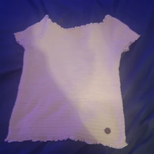 Tror den är från kappahl - Den är i storlek 146 - 152 men den passar dem som har storlek s och kanske m