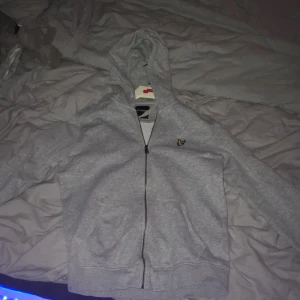 Lyle&scott zip tröja - Tja, säljer min grå lyle&scott zip hoodie Hodien är i nyskick och inte så använd,  