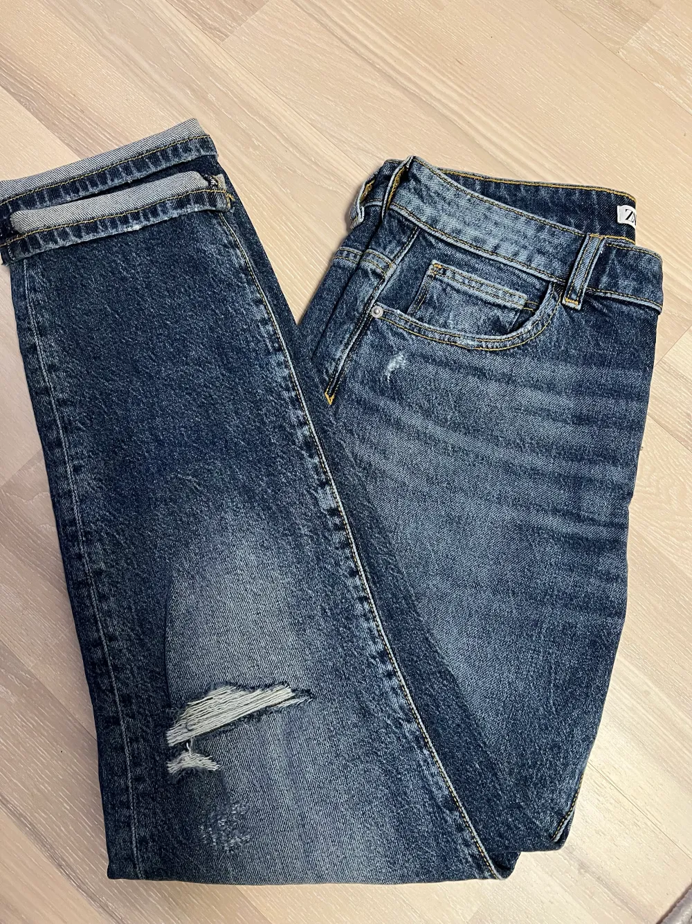 Säljer oanvända zara blå jeans i storlek 36. Jeans & Byxor.