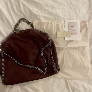 Stella McCartney väska - Kollar intresset på denna skit coola, självklart äkta, Stella McCartney väskan ❤️‍🔥❤️‍🔥Det är i modellen falabella fold-over tote. Väskan är i fint skick! Ordinariepris ligger på cirka 10 tusen💓 Hör av er vid frågor🫶🏼(sista bilden är lånad, men samma färg)