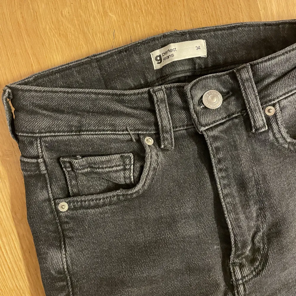 Grå jeans från Gina Tricot  Bredare nertill  Använda två gånger . Jeans & Byxor.