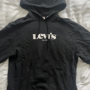 levi’s hoodie - knappt använd, köpt för 699kr säljer för den inte kommer till användning 