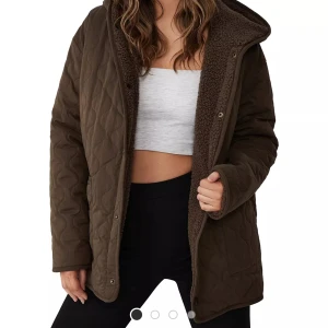 Brun quiltat jacka från cotton on - Säljer denna jacka då jag knappt använt den  köpt på asos 