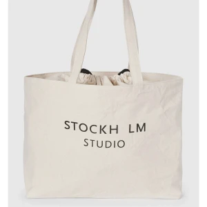 Tygpåse  - Säljer denna tygpåse ifrån mq i  Nyskick. Den går även att stänga och är i rejält materialet 🤍