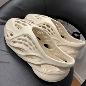 Yeezy foam rnnr - Oanvända yeezy foam rnnr, strl 42 passar strl 38&39 färgen sand