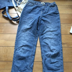 Blå jeans - Blå jeans från Lindex! Passar någon som är 150-160 cm! Frakt tillkommer på 50kr:) 