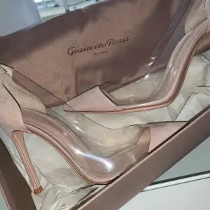 Säljer dessa nästan helt oanvända designer pumps från Gianvito Rossi. Storlek 36. Använda en timma. Säljer för att dom är för stora. Ord. Pris €620. Mitt pris 1000kr snabbaffär. Färgen Pink Oil. Men är beiga. Mycket bekväma. Klackhöjd 10cm 