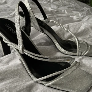 Perfekta nyårs-klackar! - Aldrig använda från Boohoo strl 39. Köpta för 400, säljer för 200kr