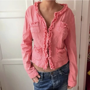 Tunn jacka  - Super fin tröja som hårat andvända som topp, kota eller jack. Unik och superfin ! 💗