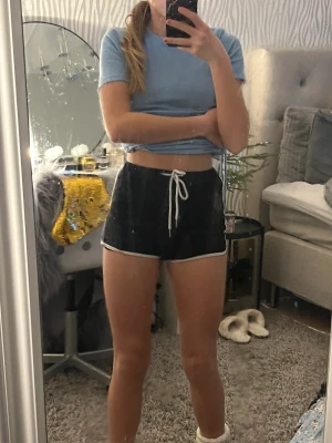 Shorts  - Short från shein, använda ca 1-3 gånger. Bra skick. Köparen står för frakten 