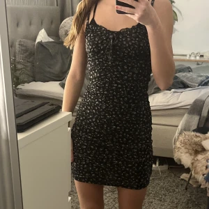 Klänning - Jättefin klänning från hm som bara är testad, säljer för att jag inte använder den. Bra skick.