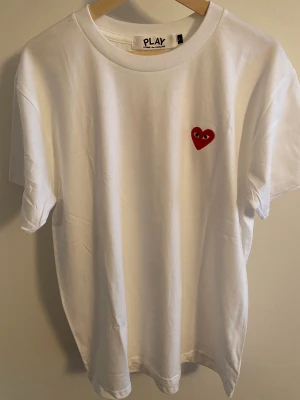 Comme de garcons t shirt Vit - Helt ny cdg t shirt