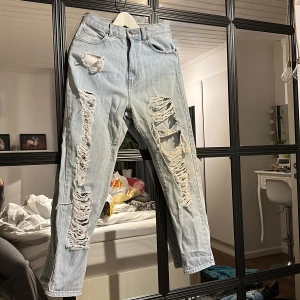 Jenans  - Utan tvekan dom coolaste jeansen jag äger. Tyvärr för liten nu… använd fåtal gånger. Står ingen storlek men skulle gissa kanske 34-36 alltså typ small.  En skärp-hållare på byxan har tyvärr släppt… Nypris: 600kr OBS! Jag står inte för frakten