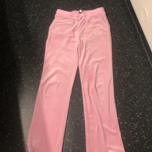 Juicy couture - Ett par jättefin juicybyxor i stl 14/15, men är som S. Inga slitage och ser nya ut💞