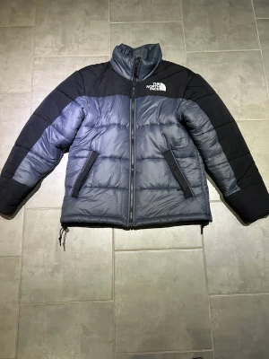 The North Face Jacka - Jackan är knappt använd och har ett nypris på 2300kr. . Storlek S men passar även de som har M i storlek. Kontakta ifall du vill ha fler bilder☺️. Priset på jackan kan diskuteras.