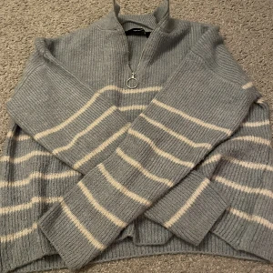 Stickad tröja - Randig stickad tröja med dragkedja.