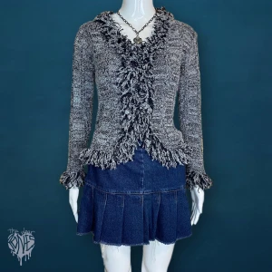 Tröja  - En snygg och unik tröja, varken märke eller matroallapp finns. Stretchig material. Går ej att öppna eller stänga. Coola knappar gömd bakom det fluffiga. Mått: Axel till axel 45cm, armhåla till armhåla 40cm, bystbredd 38cm, midja 36cm & längd 50cm