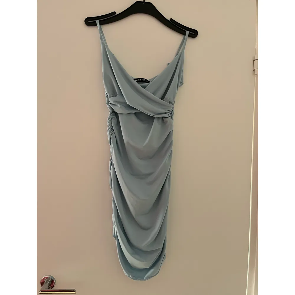 En fin ljusblå klänning som aldrig är använd! . Klänningar.