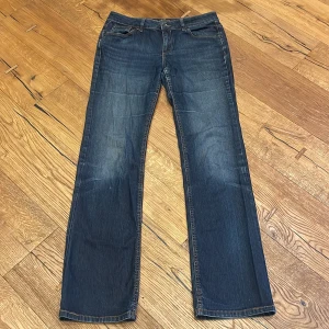 blå jeans - jeans ifrån esprit, jätte snygga och sköna. 