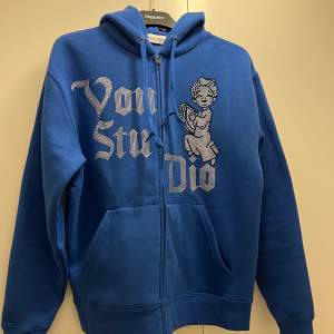 Säljer nu min Von Studio hoodie i strl S i blå LIMITED då den inte passar min stil. Aldrig använt förutom när jag testade hoodien hemma.  Limiterad produkt så det fanns ingen rutit på hemsidan  Kvitto finns Skriv om du har funderingar