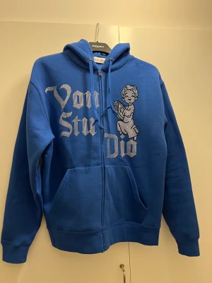 Von Studio Rhinestone Strl (S) - Säljer nu min Von Studio hoodie i strl S i blå LIMITED då den inte passar min stil. Aldrig använt förutom när jag testade hoodien hemma.  Limiterad produkt så det fanns ingen rutit på hemsidan  Kvitto finns Skriv om du har funderingar
